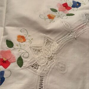 Embroidered Floral Oval, White Dining Linen with Lace Insets and 6 placemats.